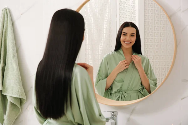 Beautiful Young Woman Mirror Bathroom — Stock Photo, Image