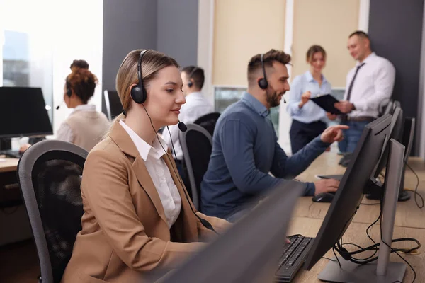 Callcenter Betreiber Arbeiten Modernem Büro Fokus Auf Junge Frau Mit — Stockfoto