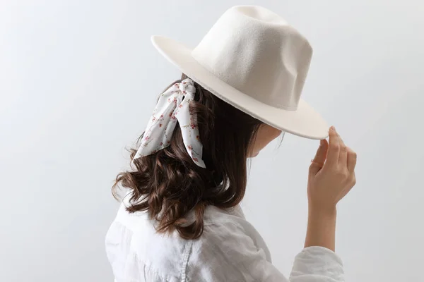 Jovem Mulher Com Chapéu Bandana Elegante Fundo Claro Visão Traseira — Fotografia de Stock