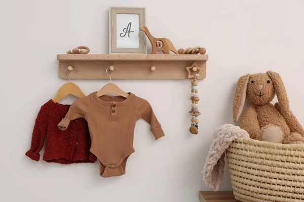 Ξύλινο Ράφι Παιδικά Ρούχα Παιχνίδια Και Αξεσουάρ Στο Δωμάτιο Εσωτερική — Φωτογραφία Αρχείου