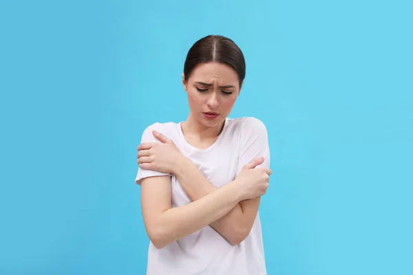 Mujer Con Fiebre Sobre Fondo Azul Claro Síntomas Resfriado — Foto de Stock