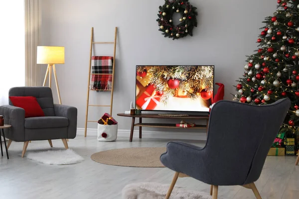 Stilvolles Wohnzimmerinterieur Mit Modernem Fernseher Und Weihnachtsbaum — Stockfoto