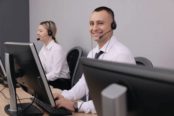 Operatorzy Call Center Słuchawkami Pracującymi Nowoczesnym Biurze — Zdjęcie stockowe