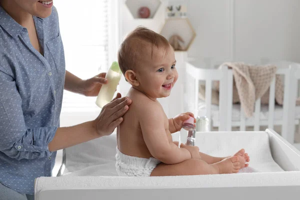 Mãe Massageando Seu Bebê Com Óleo Mudar Mesa Casa Close — Fotografia de Stock