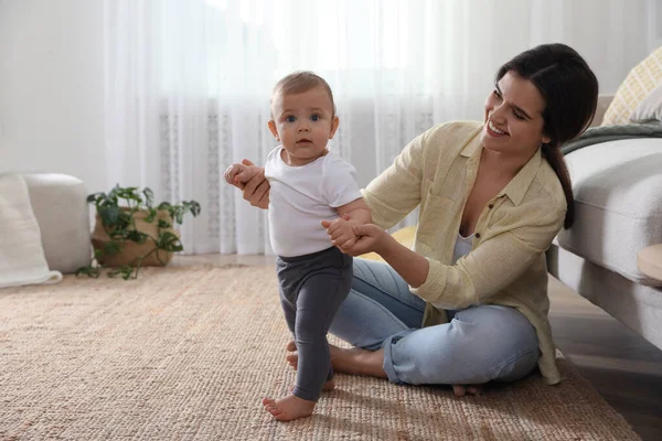 Madre Che Sostiene Sua Bambina Mentre Impara Camminare Casa — Foto Stock