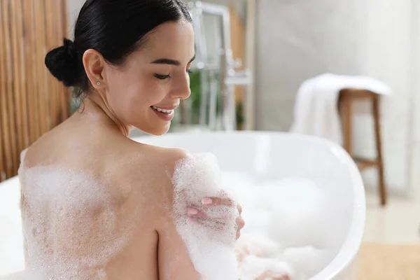 Hermosa Mujer Joven Tomando Baño Burbujas Casa — Foto de Stock