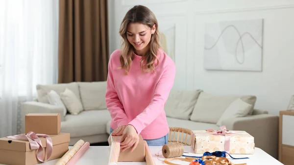 Schöne Junge Frau Verpackt Geschenk Tisch Wohnzimmer — Stockfoto