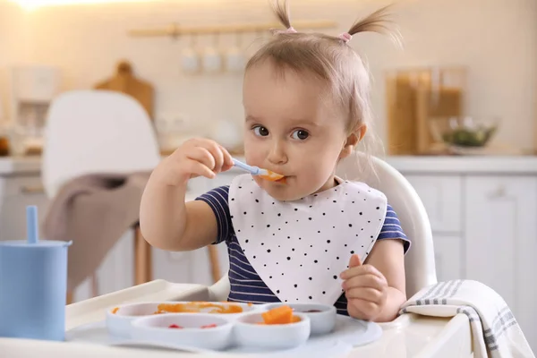 Bonito Bebê Comendo Comida Cadeira Alta Cozinha — Fotografia de Stock