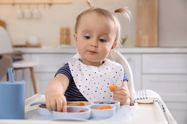 Sevimli Küçük Bebek Mutfakta Yüksek Sandalyede Yemek Yiyor — Stok fotoğraf
