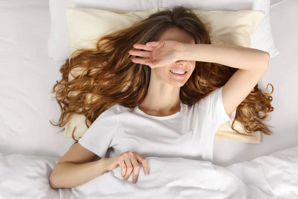 快適なベッドで幸せな女性 トップビュー — ストック写真