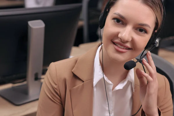 Jonge Call Center Operator Met Headset Werken Modern Kantoor — Stockfoto