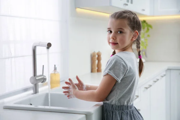 Söt Liten Flicka Tvätta Händerna Med Flytande Tvål Köket — Stockfoto