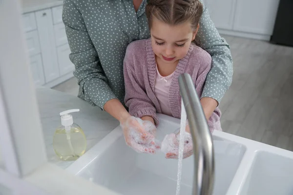 Mama Córka Myją Ręce Mydłem Płynie Razem Kuchni Zbliżenie — Zdjęcie stockowe