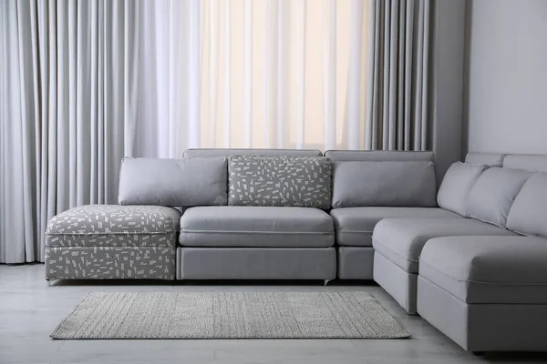 Sofa Abu Abu Besar Ruang Tamu Desain Interior — Stok Foto