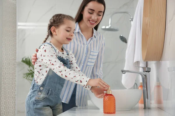 Μητέρα Και Κόρη Πλένουν Χέρια Υγρό Σαπούνι Στο Μπάνιο — Φωτογραφία Αρχείου