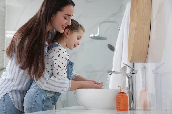 Μητέρα Και Κόρη Πλένουν Χέρια Υγρό Σαπούνι Μαζί Στο Μπάνιο — Φωτογραφία Αρχείου