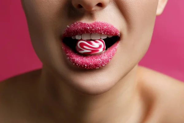 Kobieta Wargami Pokrytymi Cukrem Jedząca Cukierki Różowym Tle Zbliżenie — Zdjęcie stockowe