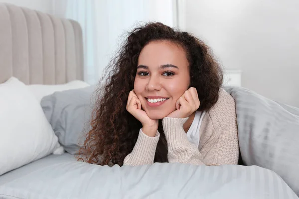 Gelukkig Mooi Zwart Amerikaans Vrouw Liggend Bed Thuis — Stockfoto