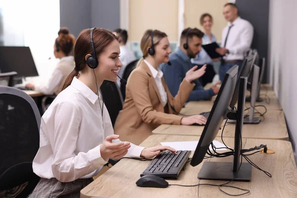 Operatori Call Center Che Lavorano Uffici Moderni Concentrano Giovani Donne — Foto Stock