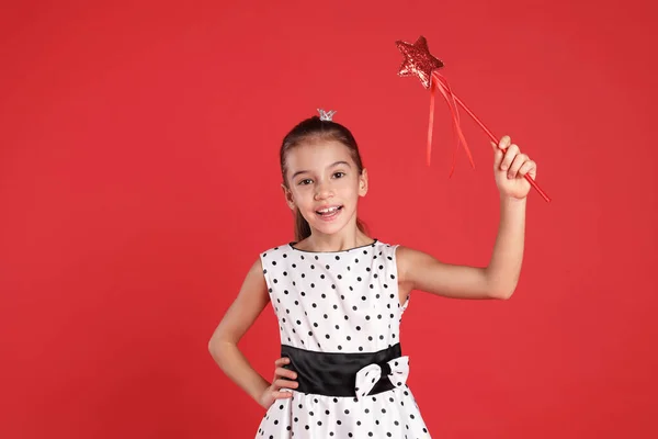 Roztomilá Dívka Malou Korunou Kouzelnou Hůlkou Červeném Pozadí Malá Princezna — Stock fotografie