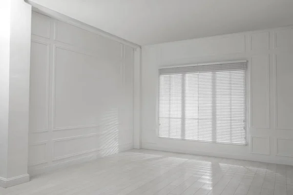 白い壁 大きな窓と木製の床と空の部屋 — ストック写真