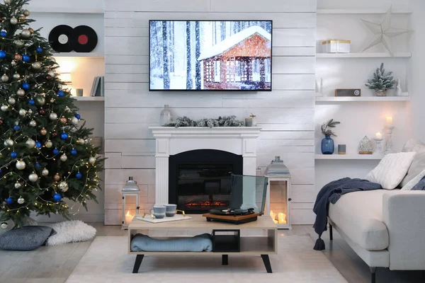 Modern Televizyon Şömine Noel Ağacı Olan Şık Bir Oturma Odası — Stok fotoğraf