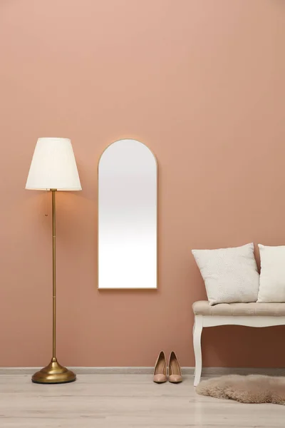 Interiér Pokoje Bílou Lavicí Zrcadlem Zavěšeným Světle Růžové Stěně Stylové — Stock fotografie