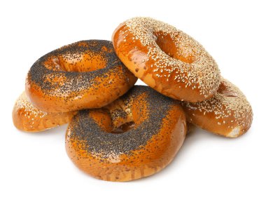 Beyaz arka planda bir sürü taze simit var.