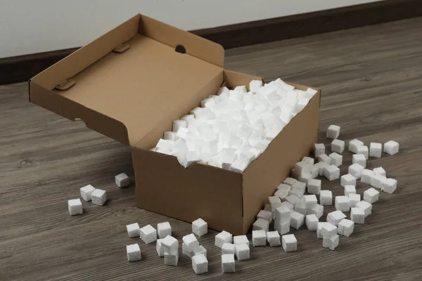 Caixa Papelão Cubos Isopor Chão Madeira Dentro Casa — Fotografia de Stock