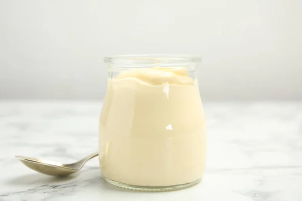Glas Mit Köstlicher Mayonnaise Und Löffel Auf Weißem Marmortisch — Stockfoto