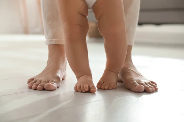 Mother Supporting Her Baby Daughter While She Learning Walk Home — Stock Photo, Image