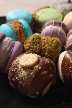 Lezzetli rengarenk badem kurabiyeleri tabakta, yakın çekim görüntüsü