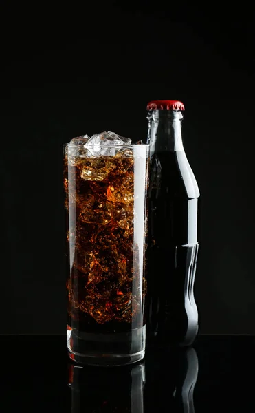 Бутылка Стакан Освежающей Содовой Воды Черном Фоне — стоковое фото