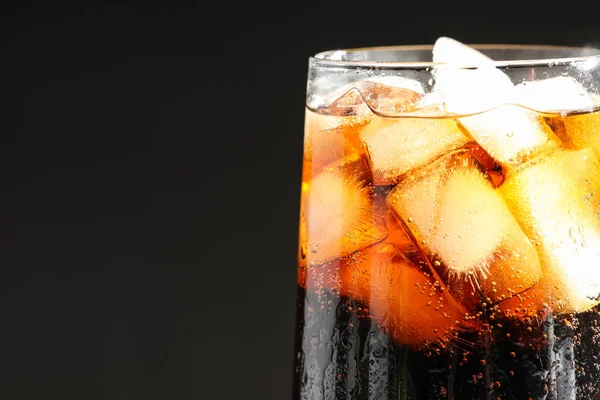 Glas Erfrischungsgetränk Mit Eiswürfeln Auf Schwarzem Hintergrund Nahaufnahme — Stockfoto