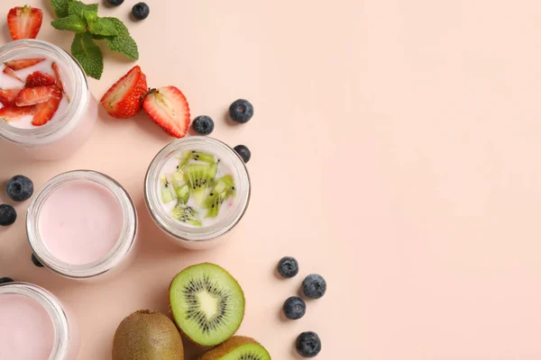 Frascos Yogur Fresco Diferentes Frutas Sobre Fondo Rosa Claro Puesta — Foto de Stock