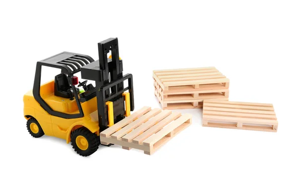 Wózek Widłowy Zabawki Drewnianymi Paletami Białym Tle — Zdjęcie stockowe