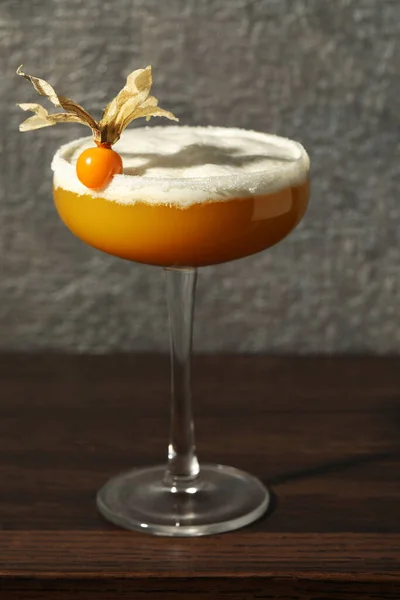 Erfrischender Cocktail Mit Physalis Früchten Auf Holztisch Neben Grauer Wand — Stockfoto