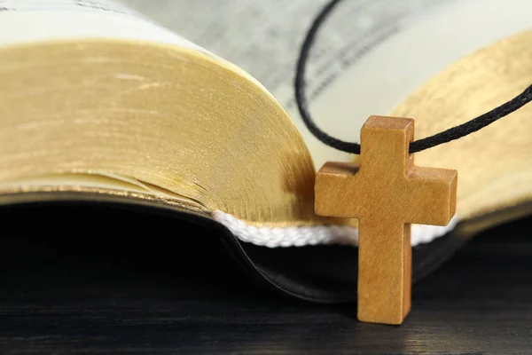 Христианский Крест Библия Черном Деревянном Столе Крупный План — стоковое фото
