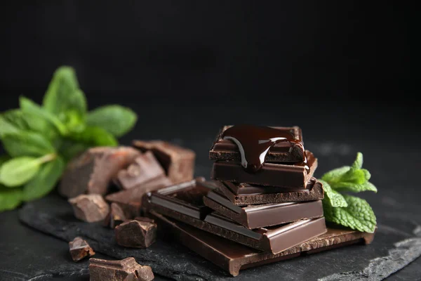 Lezzetli Çikolata Parçaları Siyah Masa Üzerinde Nane Şekeri Yakın Plan — Stok fotoğraf