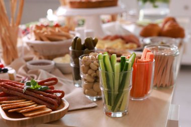 Masada farklı yemekler olan tabaklar. Lüks brunch.