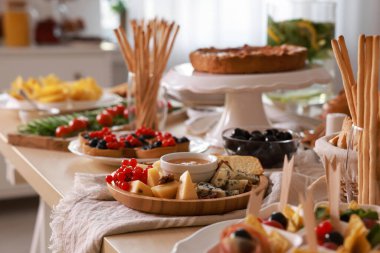Masada farklı yemekler olan tabaklar. Lüks brunch.