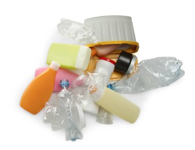 Beyaz arkaplanda plastik çöp yığını, üst görünüm