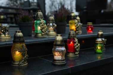 Mezarlıkta granit yüzeyde mezar ışıkları