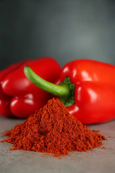 Heap Van Paprika Met Zoete Paprika Lichtgrijze Tafel Close — Stockfoto