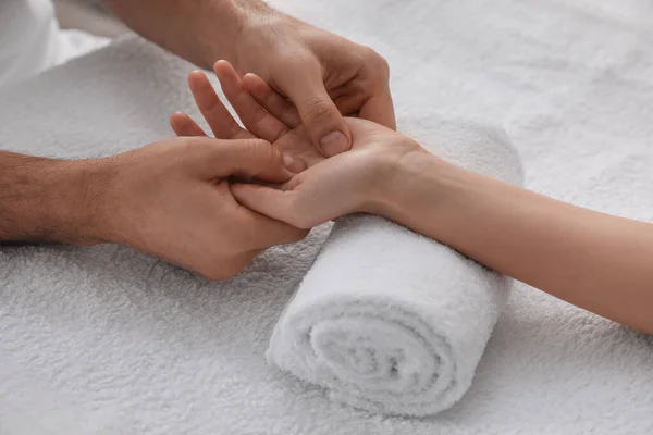 Frau Erhält Handmassage Auf Weichem Handtuch Nahaufnahme — Stockfoto