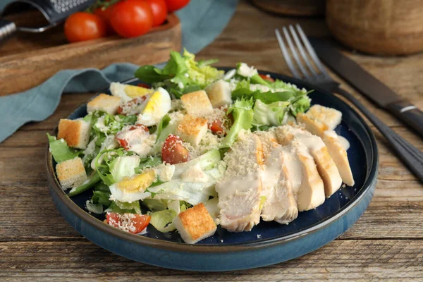 Deliciosa Salada Caesar Tigela Mesa Madeira — Fotografia de Stock