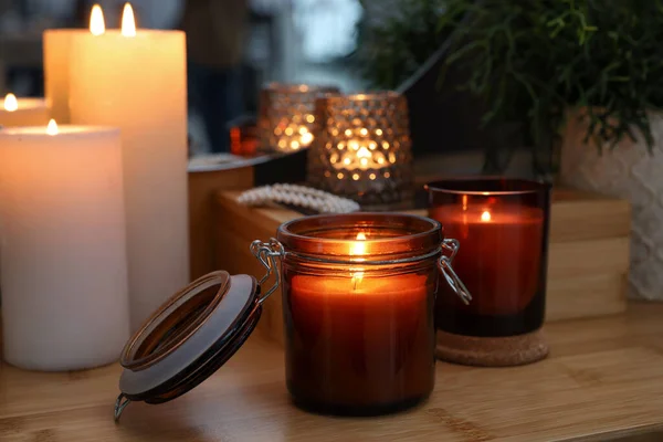 Candele Accese Toeletta Legno Interni — Foto Stock