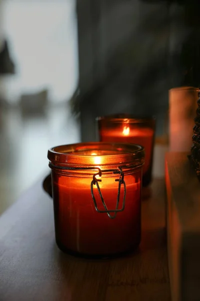 Φωτίστε Κεριά Στο Τραπέζι Στο Σκοτεινό Δωμάτιο Χώρος Για Κείμενο — Φωτογραφία Αρχείου