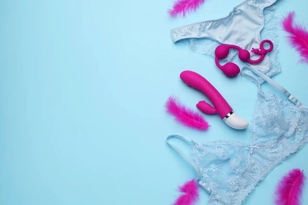 Juguetes Sexuales Plumas Lencería Sobre Fondo Azul Claro Cama Plana — Foto de Stock