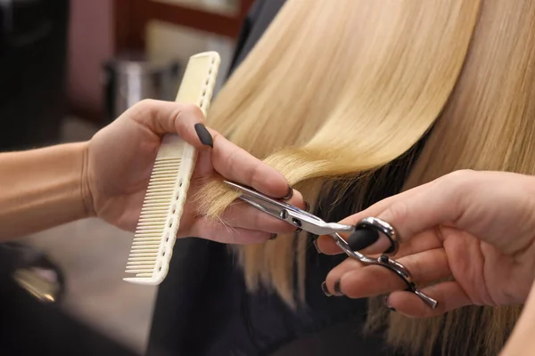 Professionele Kapper Knippen Vrouw Haar Salon Closeup — Stockfoto